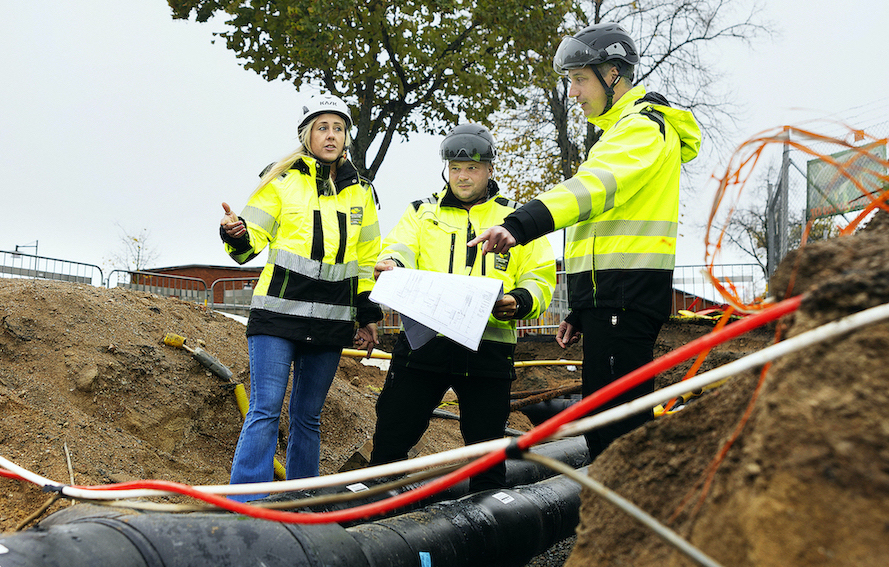 Många olika kompetenser behövs för att få ordning på fjärrvärmen. Fr v: Lina Backlund, Magnus Söderlund-Morberg och Pontus Pettersson. Foto: Sandra Birgersdotter