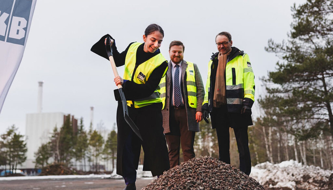 Romina Pourmokhtari det första spadtaget för det svenska slutförvaret av kärnbränsle i Forsmark. Foto: Frida Karlsson, SKB.