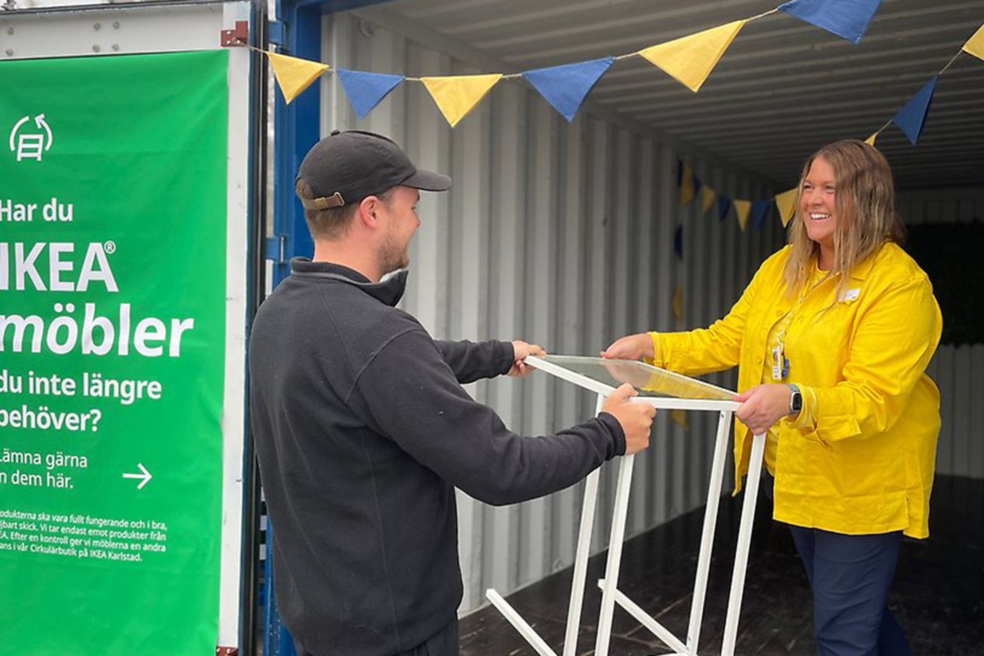 Therese Hedström på Ikea Karlstad tar emot prylar som får en andra chans. Foto: Karlstads energi.