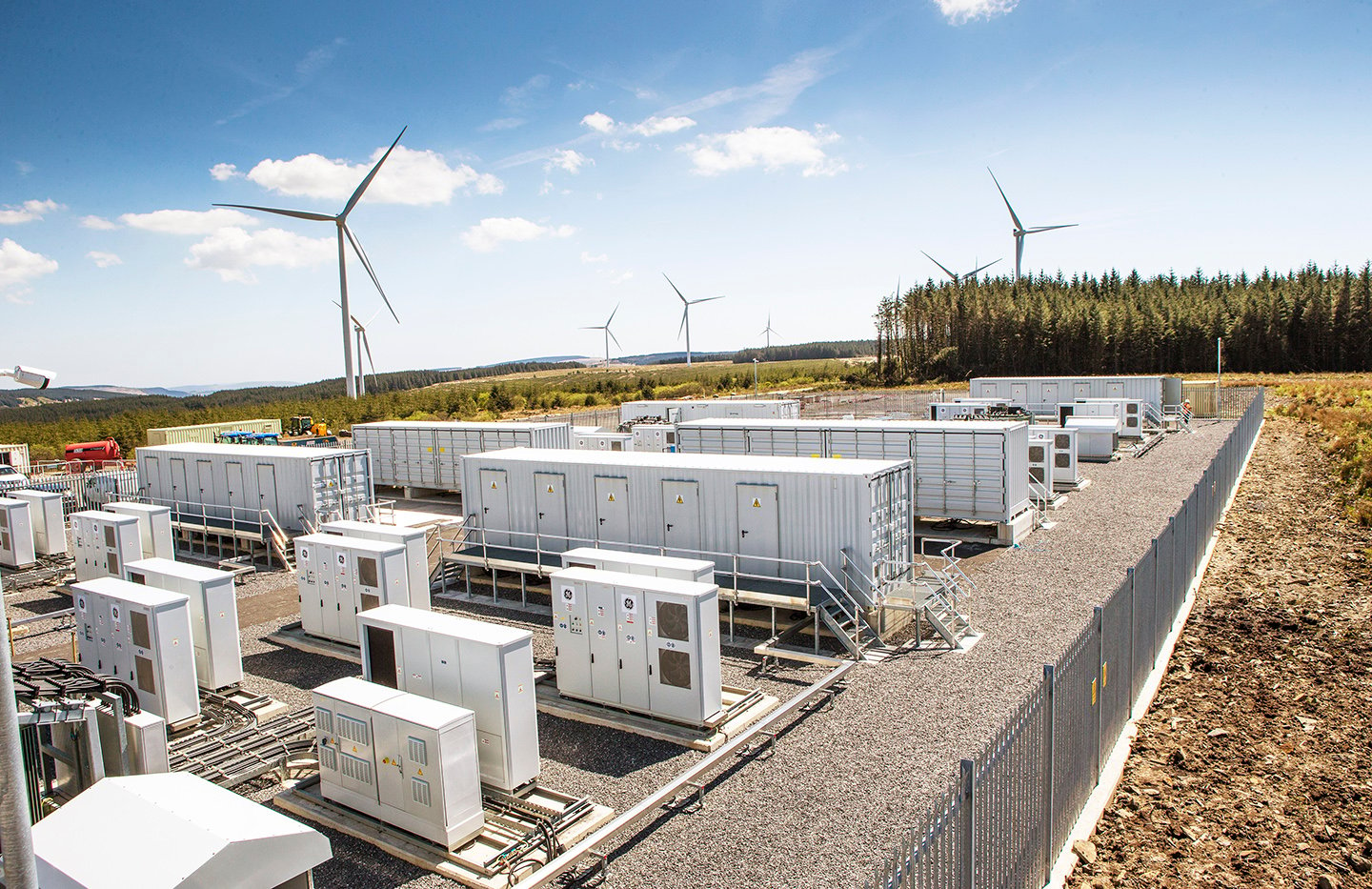 I sin vindkraftspark Pen y Cymoedd i Wales har Vattenfall byggt en storskalig lagringsenhet (22 MW) bredvid vindkraftsparken. Foto: Vattenfall