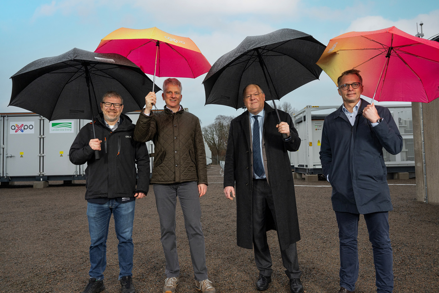 Nöjda aktörer under invigningen i Landskrona: Johan Holmstedt, vd Landskrona Energi, Frank Amend, Head of batteries & hybrid systems Axpo Group, Torkild Strandberg, kommunstyrelsens ordförande i Landskrona samt Håkan Røhne, Managing director Axpo Group. Foto: Axpo Group.