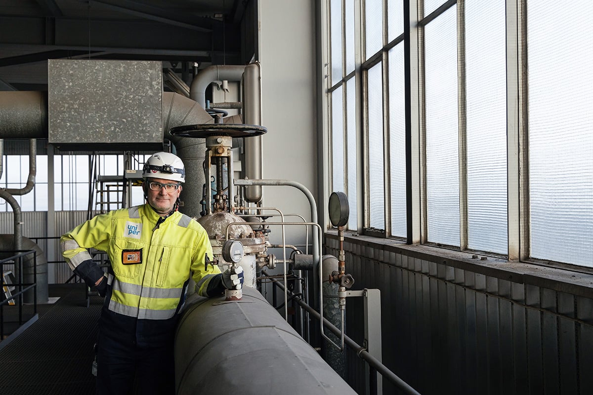 På matarvattenplan, cirka 30 meter över havet, transporteras ånga i stora rör.