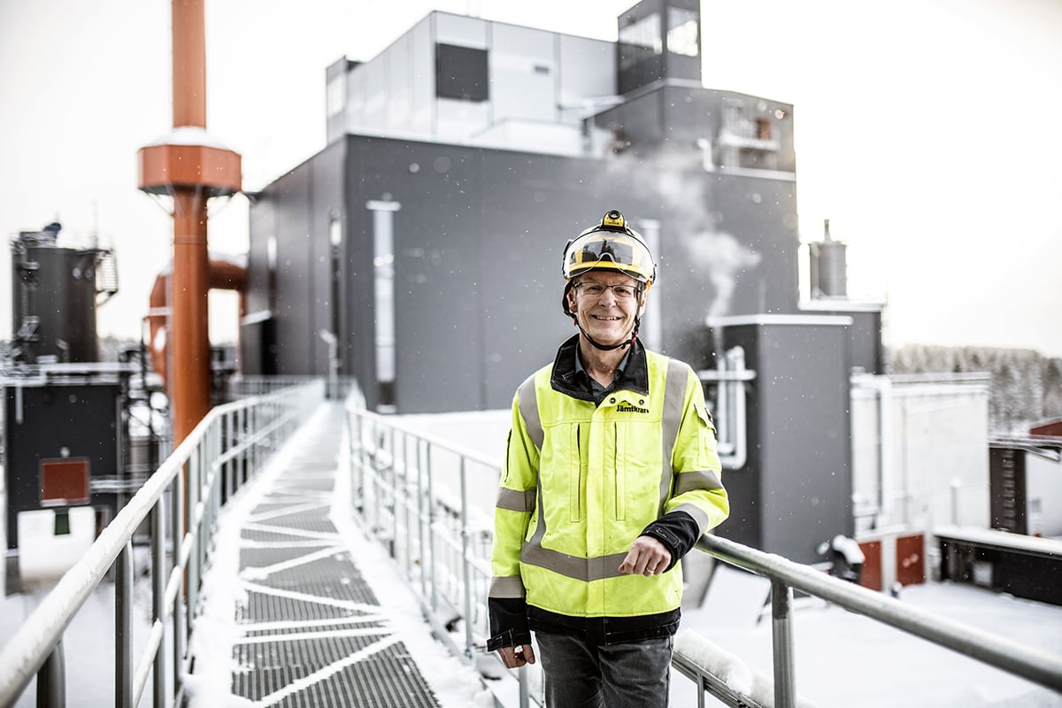 Värmechefen Ulf Lindqvist framför det nya kraftvärmeverket i Lugnvik, norr om Östersund.