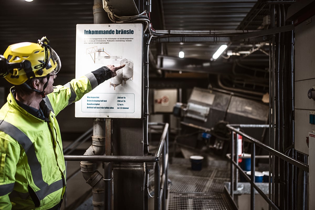 Ulf Lindqvist går igenom bränslelogistiken i pannan.