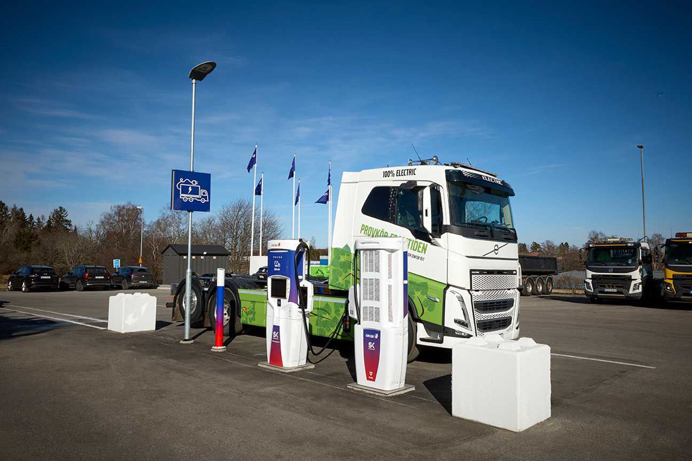 Den nya laddstationen vid Volvo Truck Center. Foto: Pelle Lundberg / weiwei.se. 