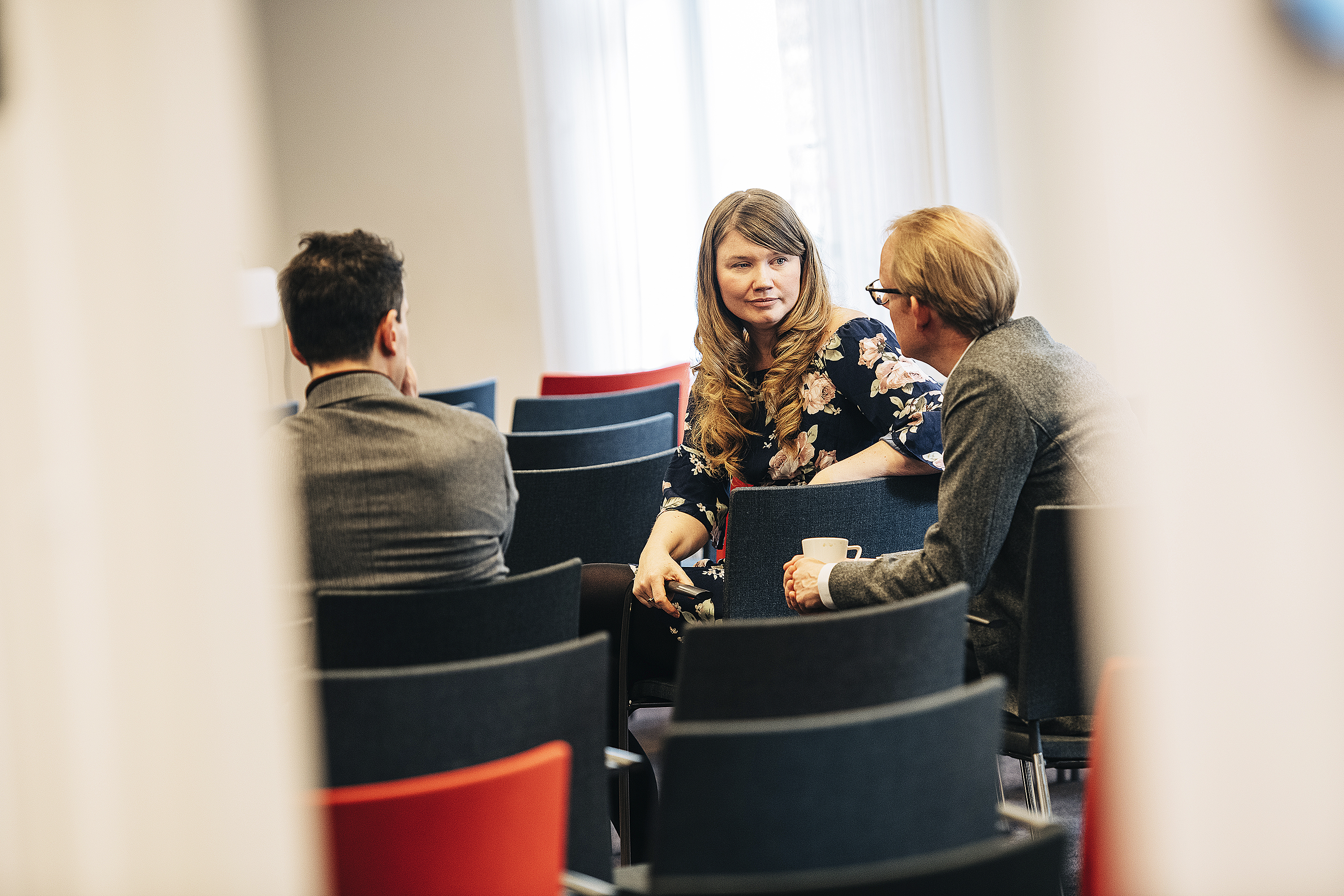 Johanna Lakso samtalar med några av åhörarna på Power Circles seminarium om nya tekniker i elsytemet.