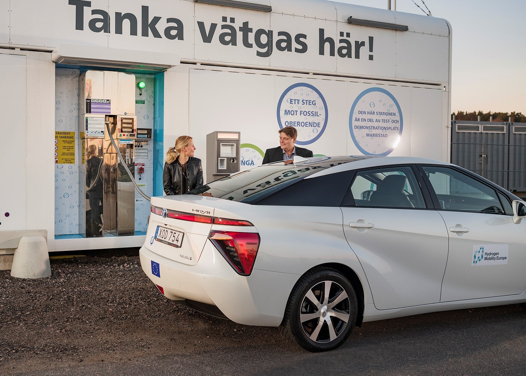 Toyota_Vatgas_Mariestad_181205_474 tankning Susanné o Johan.jpg