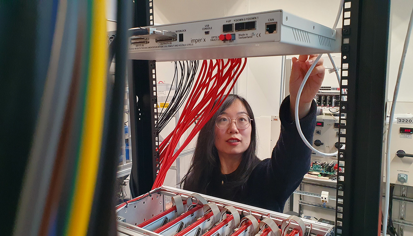 Docent Qianwen Xu i sitt labb vid avdelningen för Elkraft och energisystem, KTH. Foto: David Callahan/KTH.