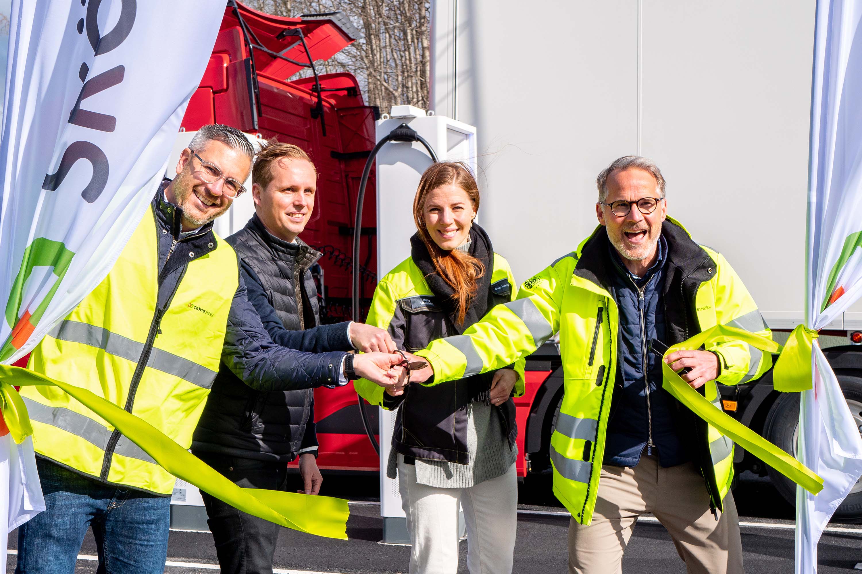 Robert Alvarsson, affärsområdeschef, Skövde Energi, Mathias Olsson, vd Olssons Åkeri & XR Solutions, Maria Hillerström, Manager Communication Strategy Volvo GTO Skövde, samt Sammy Tanhua, vd Skövde Energi, under invigningen av den nya laddstationen.