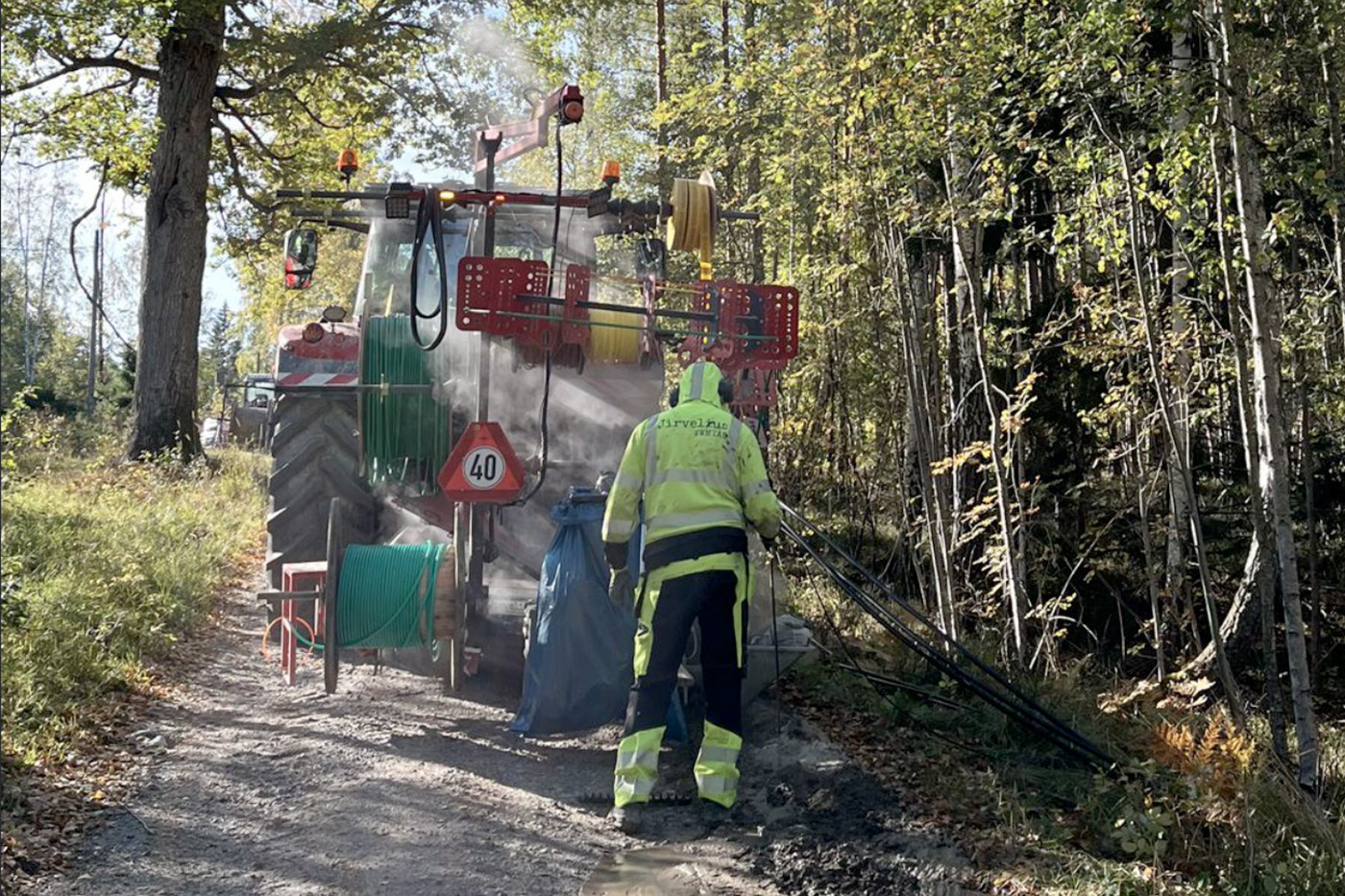  Det behövs bara två personer för att utföra arbetet: en sitter i traktorn som drar sågklingan och en som matar på med kabel och sedan täcker skåran med en speciell sand. 