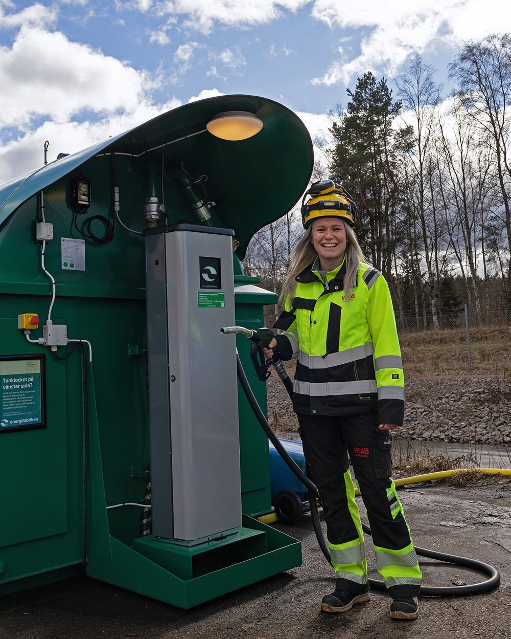 Bränslelogistiker Malin Johannesson, som ansvarar för alla bränsleleveranser till Sandviksverket, visar upp tankstationen för förnybar diesel, HVO100, där leverantörer har möjlighet att tanka. 