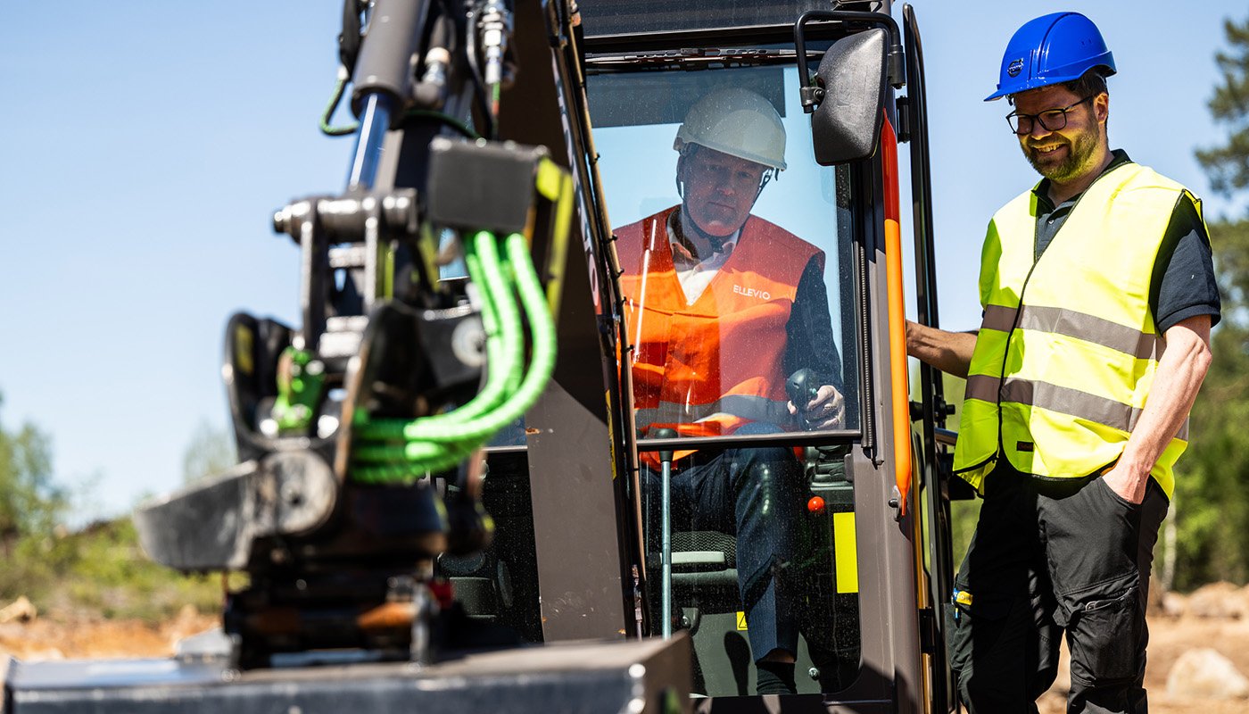 Ellevios vd Johan Lindehag testar grävmaskinen i Mariestad. Foto: Fredrik Eriksson..