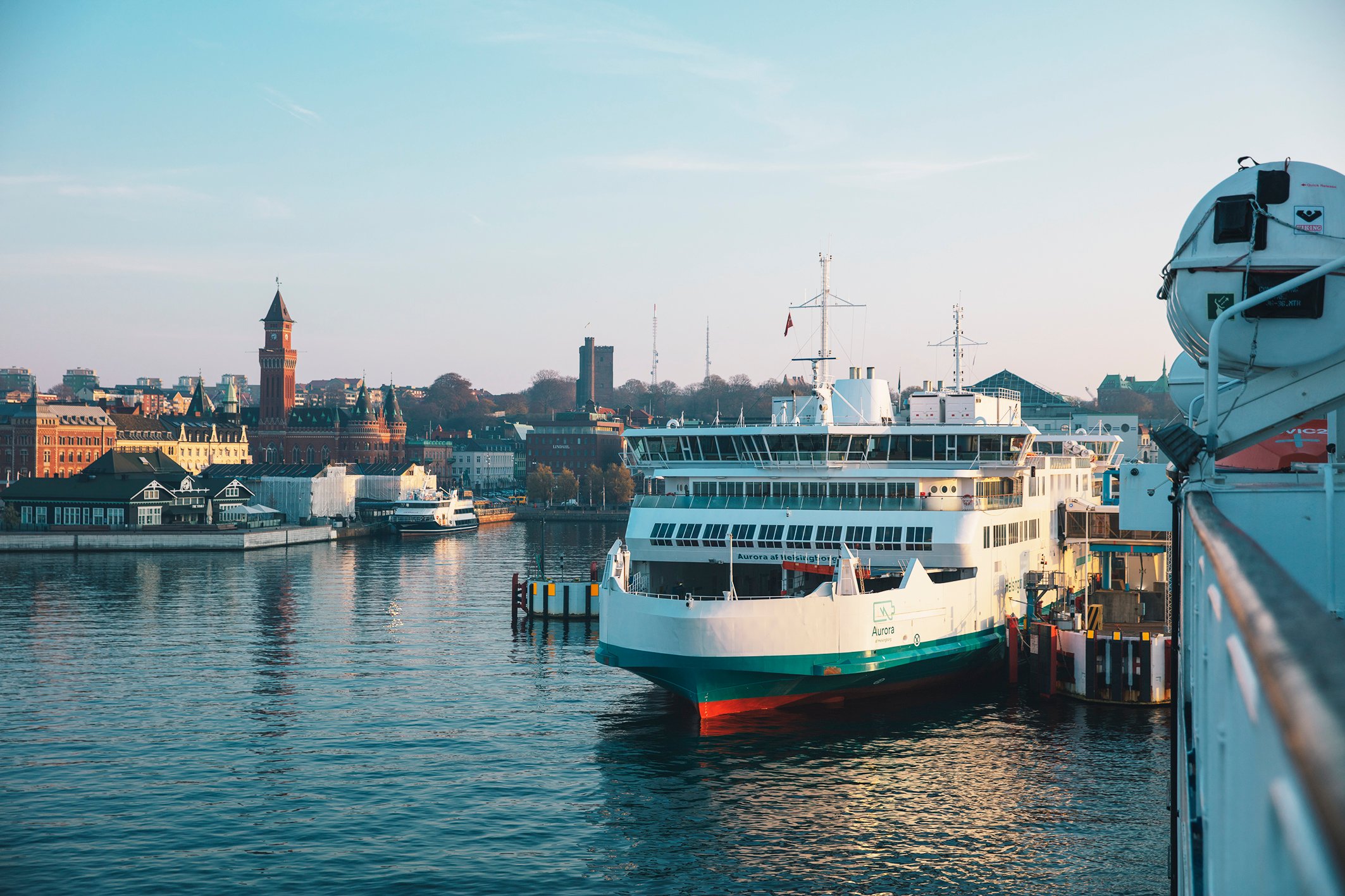 En av stadens två elektrifierade färjor som trafikerar sundet. Dock går den på diesel i skrivande stund på grund av tekniska problem. Foto: Anders Ebefeldt.