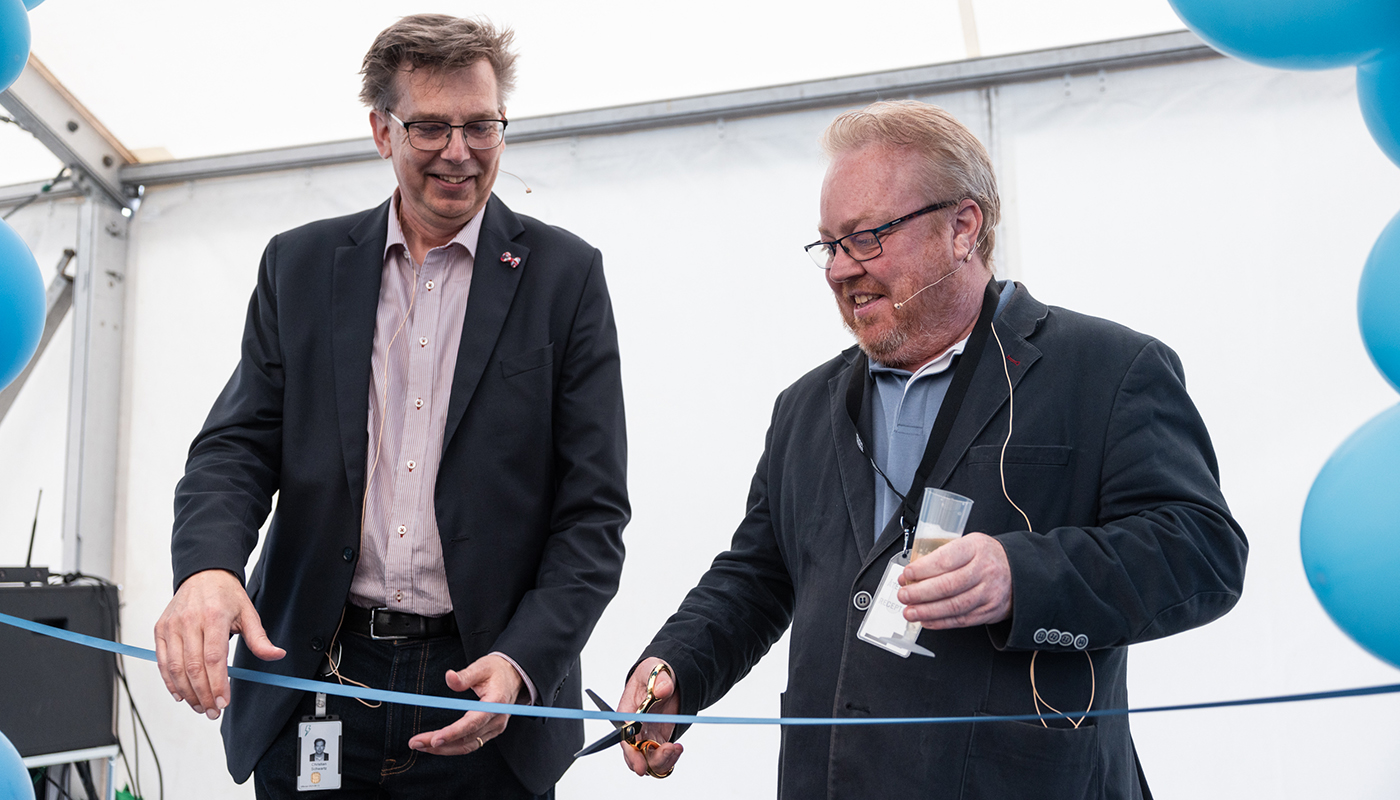 Mölndal Energis vd Christian Schwartz och kommunstyrelsens ordförande Stefan Gustafsson klipper bandet för den nya fjärrkylaanläggningen. Foto: Mölndal Energi.