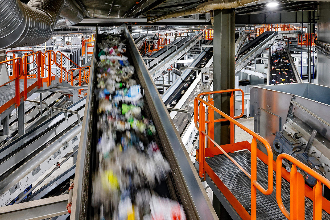 Sortering av plast hös Svensk Plaståtervinnings anläggning i Motala. Foto: Svensk Plaståtervinning.