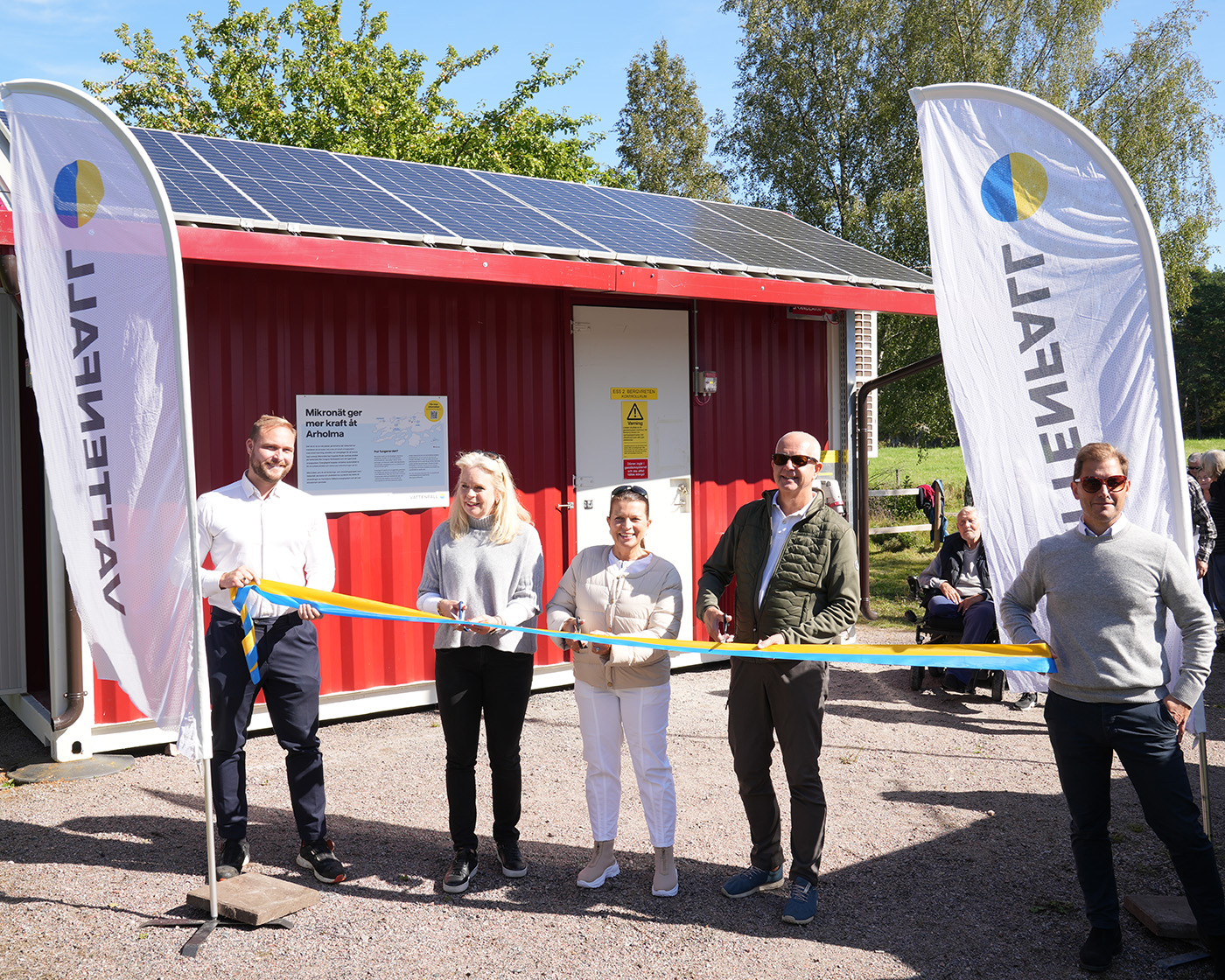 Den 29 augusti klipptes bandet till mikronätet i Arholma. Från vänster: Emil Backlund, projektledare Vattenfall Network Solutions, Ingela Hålling, affärschef Vattenfall Network Solutions, Annika Viklund, vd Vattenfall Eldistribution, Roland Brodin, Norrtälje kommun, samt Niklas Sjöberg, projektledare på Vattenfall Eldistribution.  