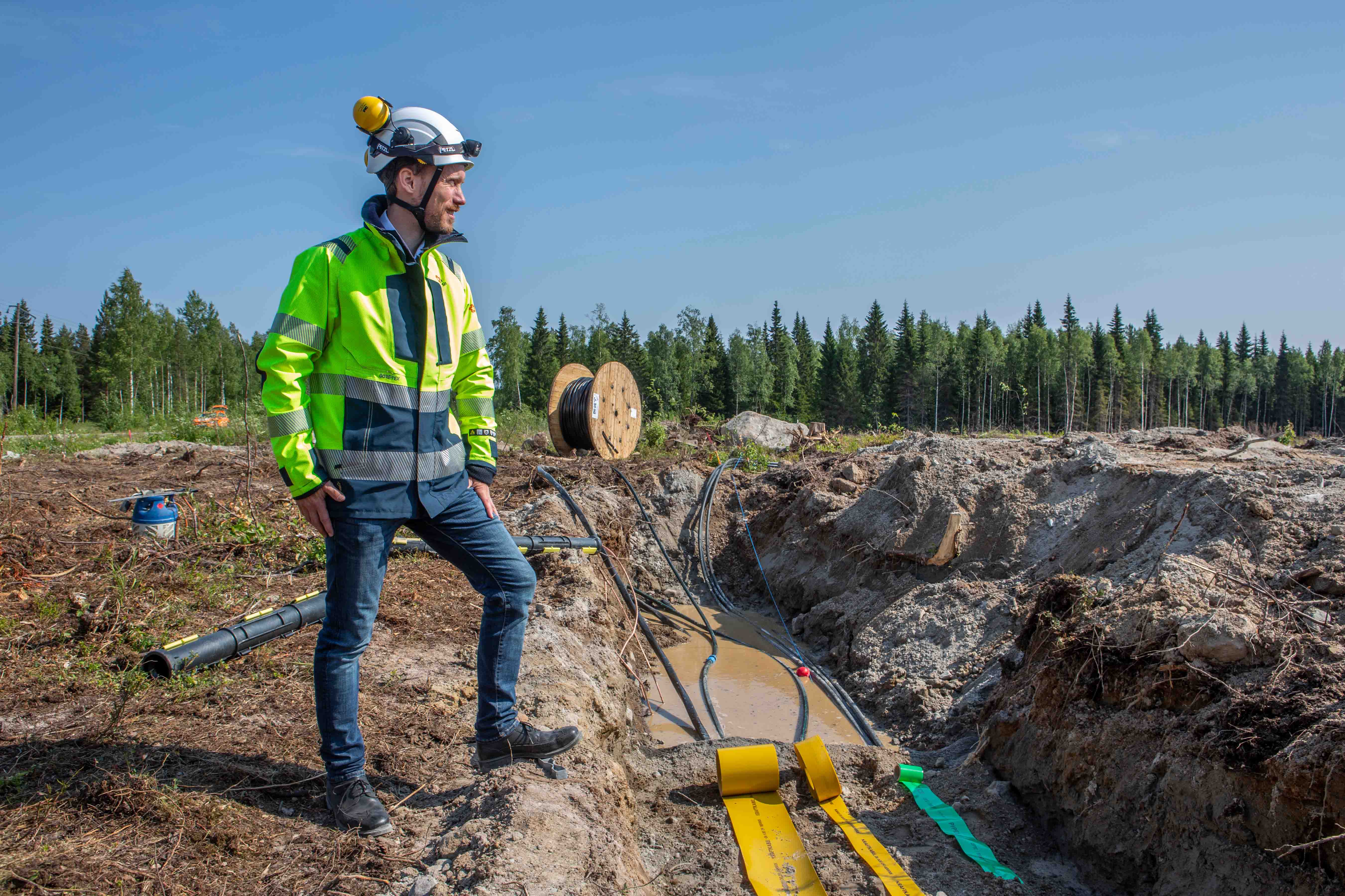 De nya gröna industrierna kommer att få sin el från den nya mottagarstationen som byggs på Hertsöfältet, ett par kilometer från Svartön. Daniel Agrér, chef för elnät på Luleå Energi, tittar till markarbetet.