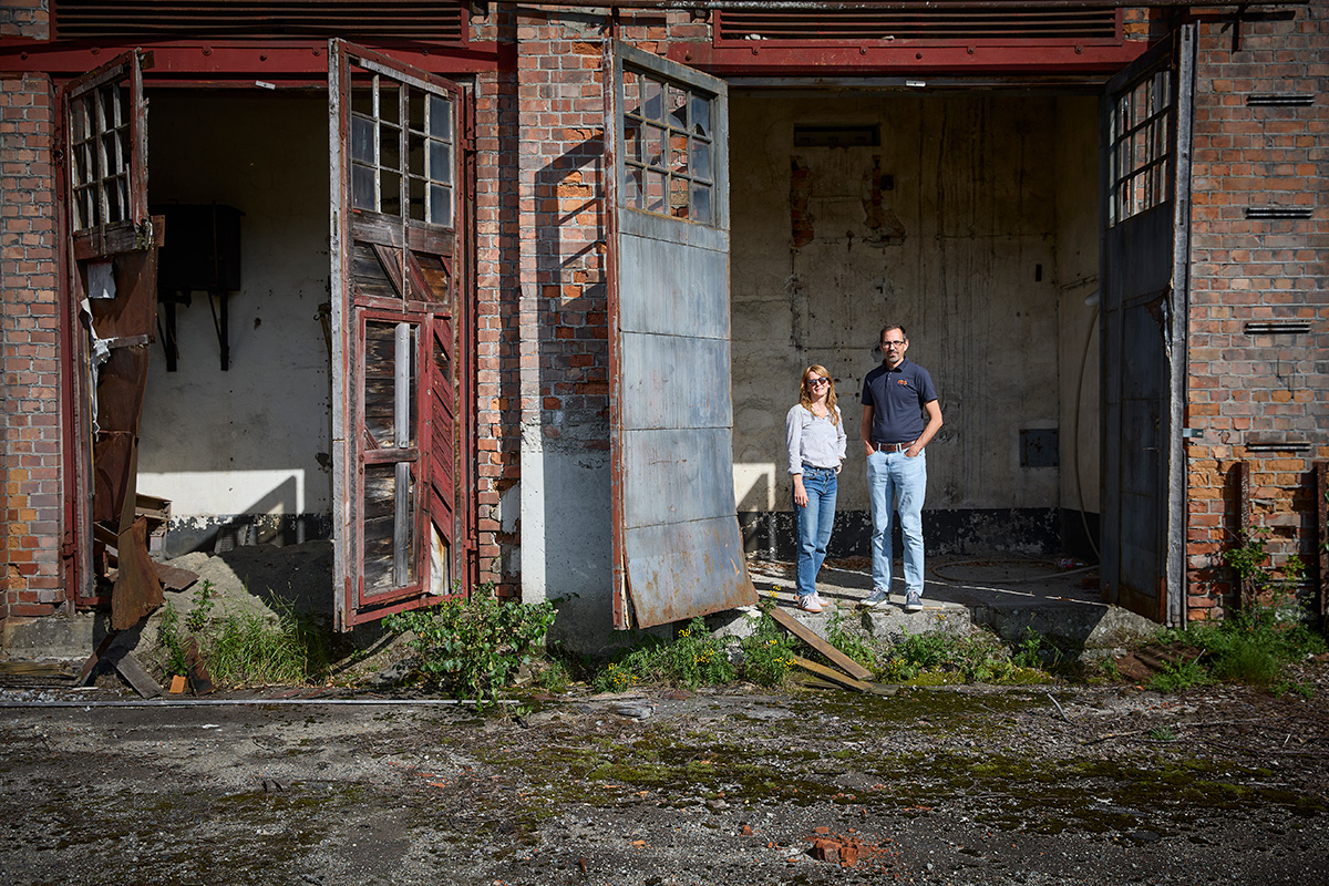 I Ljungaverks gamla industrianläggning beräknar RES starta vätgastillverkning 2028. På bilden: Peter Schelander och Alexandra Angelbratt, båda på RES.