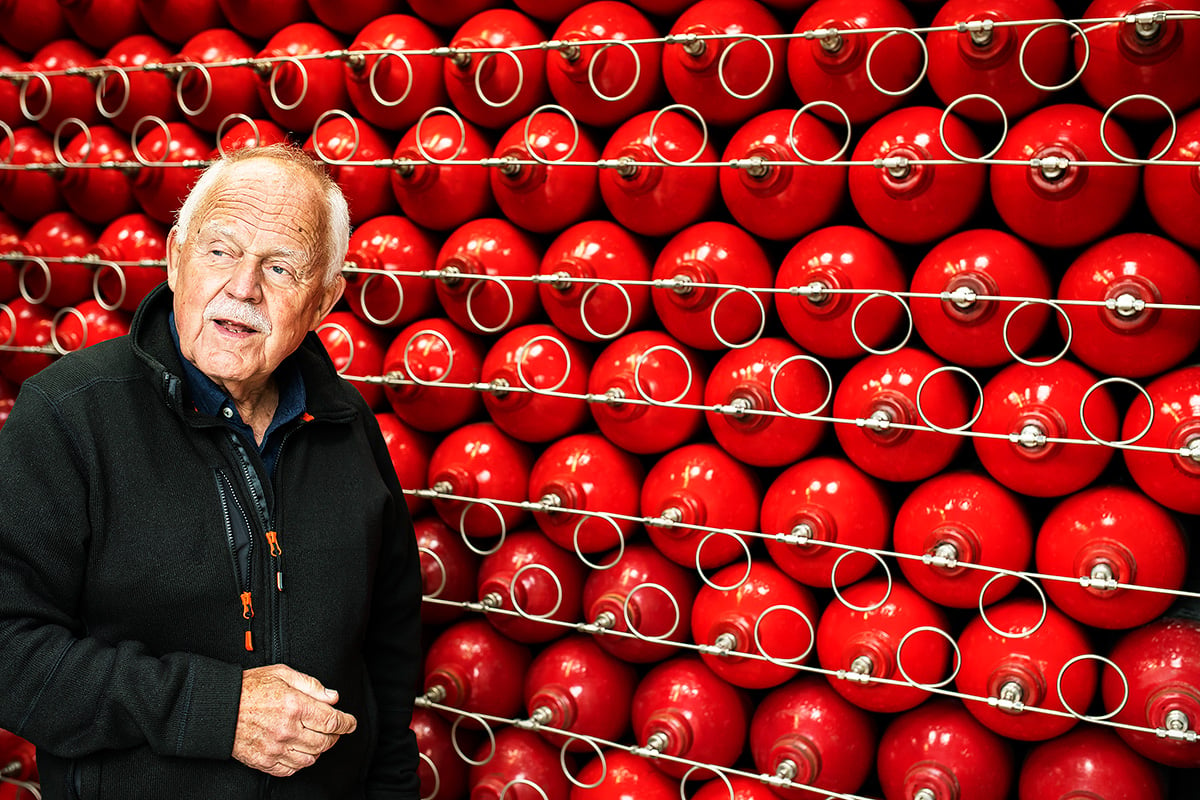 Hans-Olof Nilsson i sitt vätgaslager: 203 röda tuber. Foto: Julia Sjöberg.