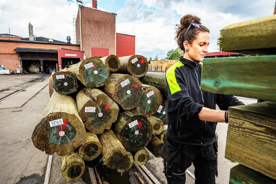 Therese Larsson övervakar träbehandlingen av stolparna, där tryck och temperatur är viktiga parametrar.