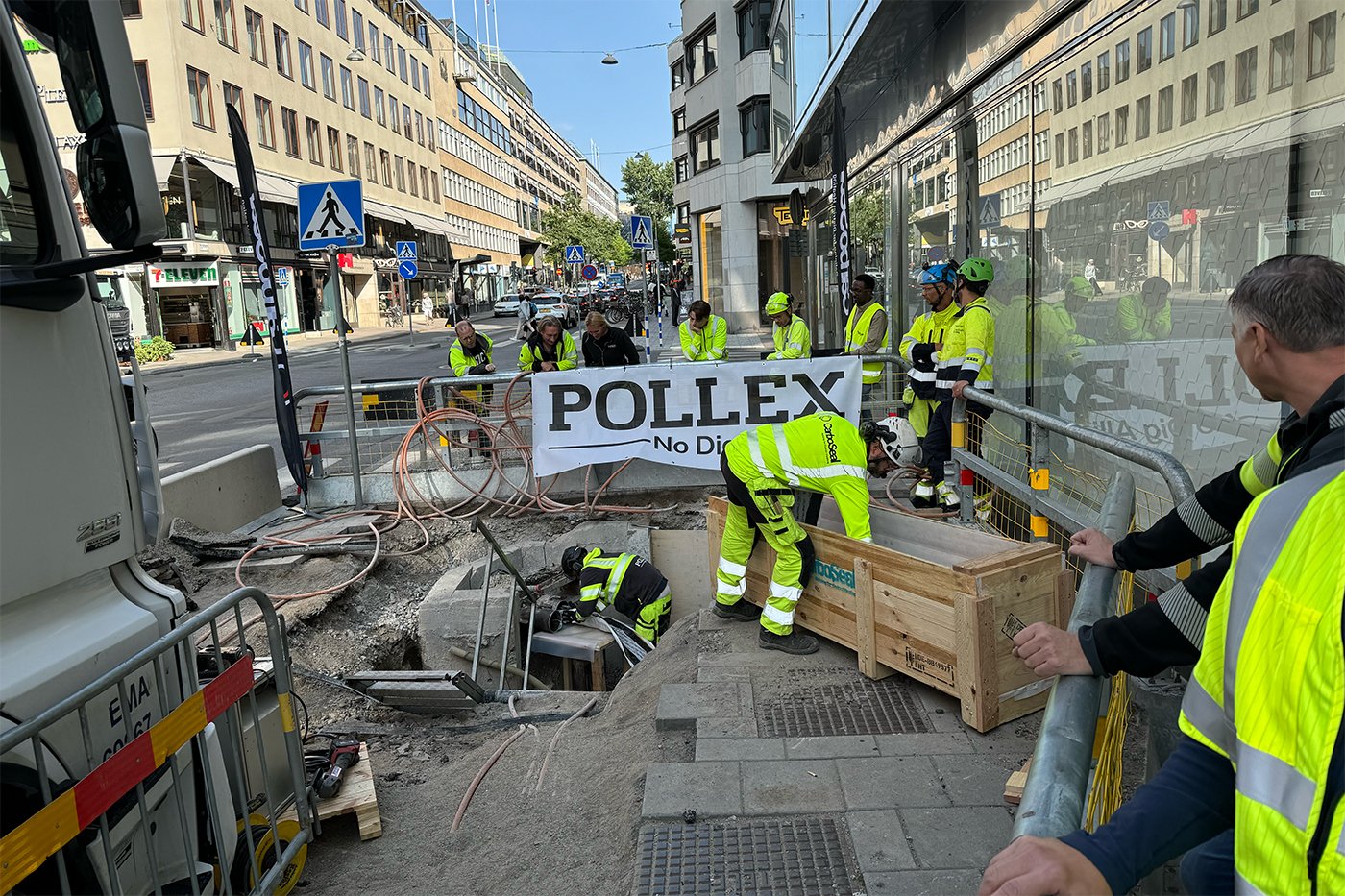 Reliningprojektet vid Norrlandsgatan i Stockholm. Många nyfikna på plats för att se hur det fungerar.