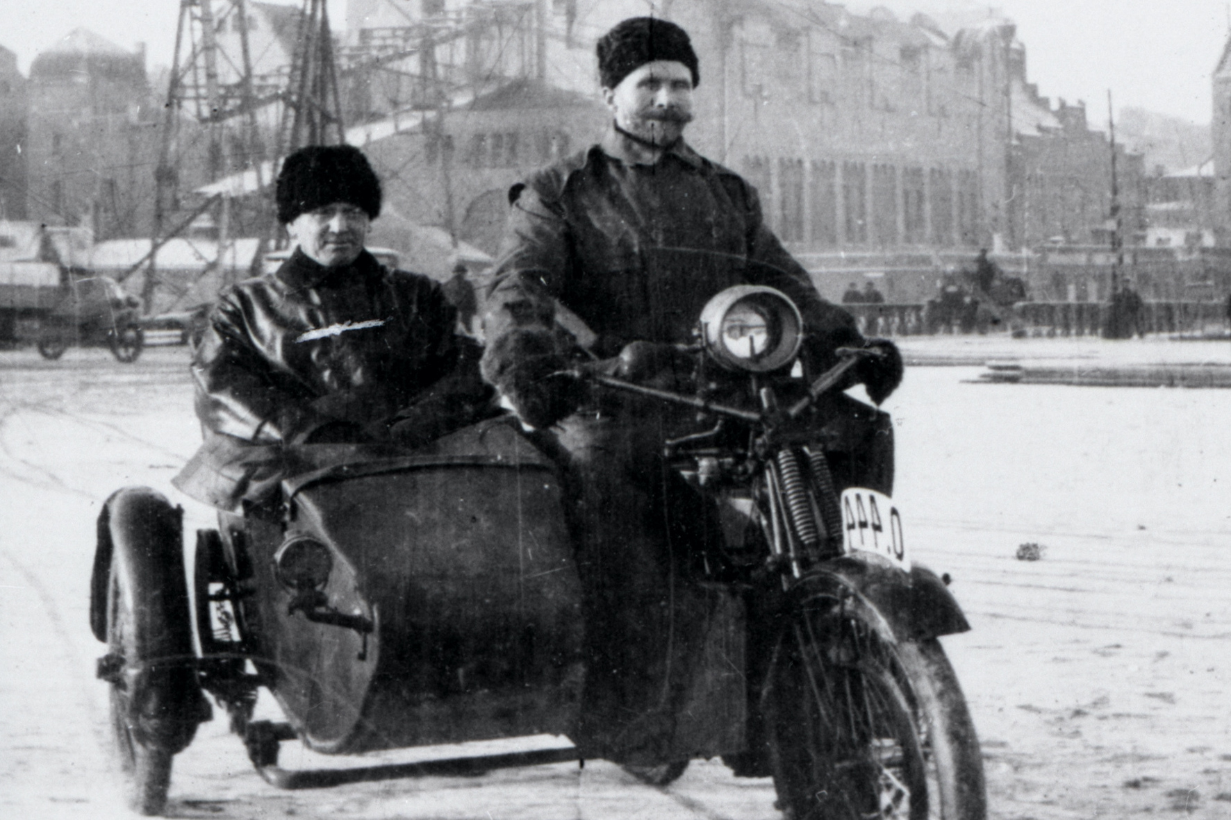 1914 skaffade elverket sitt första motordrivna fordon. Under de första åren användes endast hästdragna vagnar som fordon. Foto: Göteborg Energi.