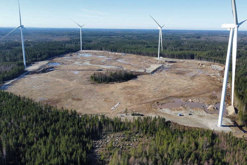 Den storskaliga kombinerade sol- och vindparken i uppbyggnadsskedet ...