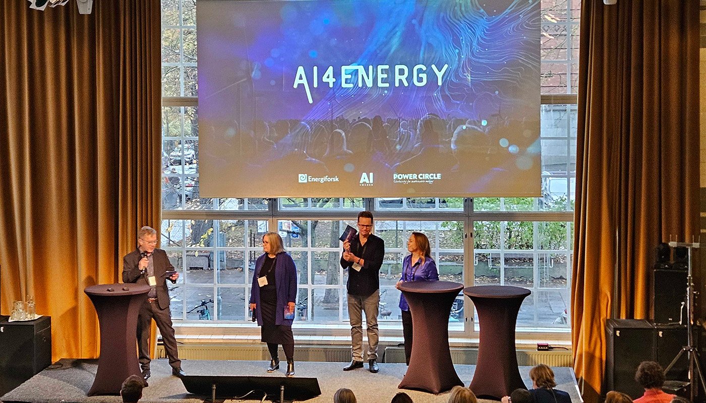 Mikael Karlsson, Energiforsk, Anna Wolf, Power Circle, Filip Kjellgren, AI Sweden, samt Åsa Elmqvist, Energiforsk, på scenen under AI4Energy. Foto: Linus Olin.