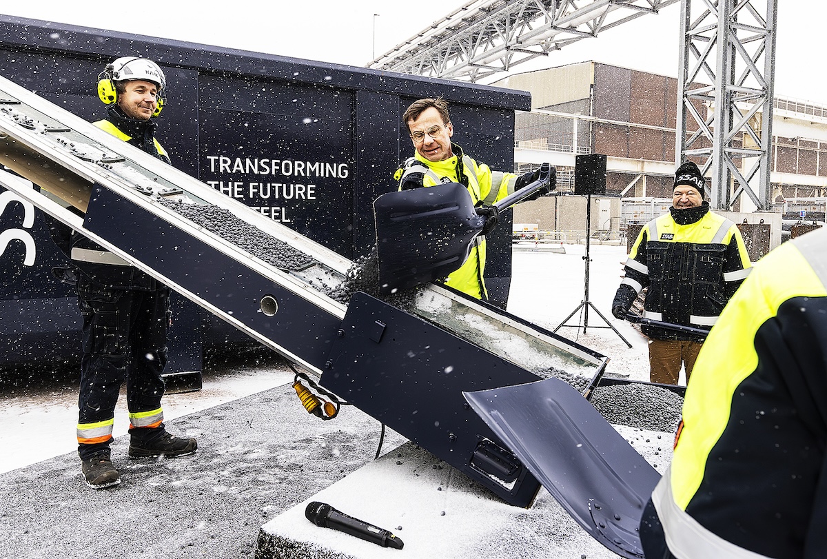 Statsminister Ulf Kristersson tar ett symboliskt spadtag för SSAB:s nya anläggning i Oxelösund.