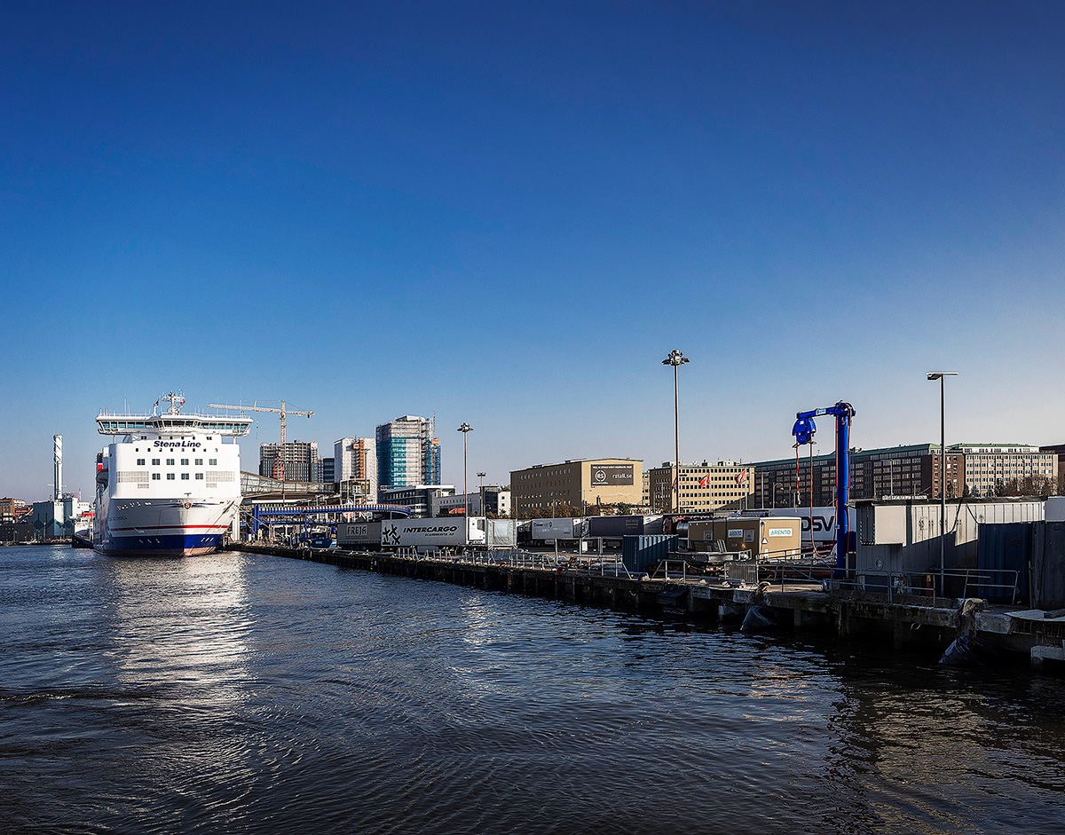 På fastlandet ligger Stena Lines hamnar. Där kopplas numera alla deras färjor till förnybar landström.