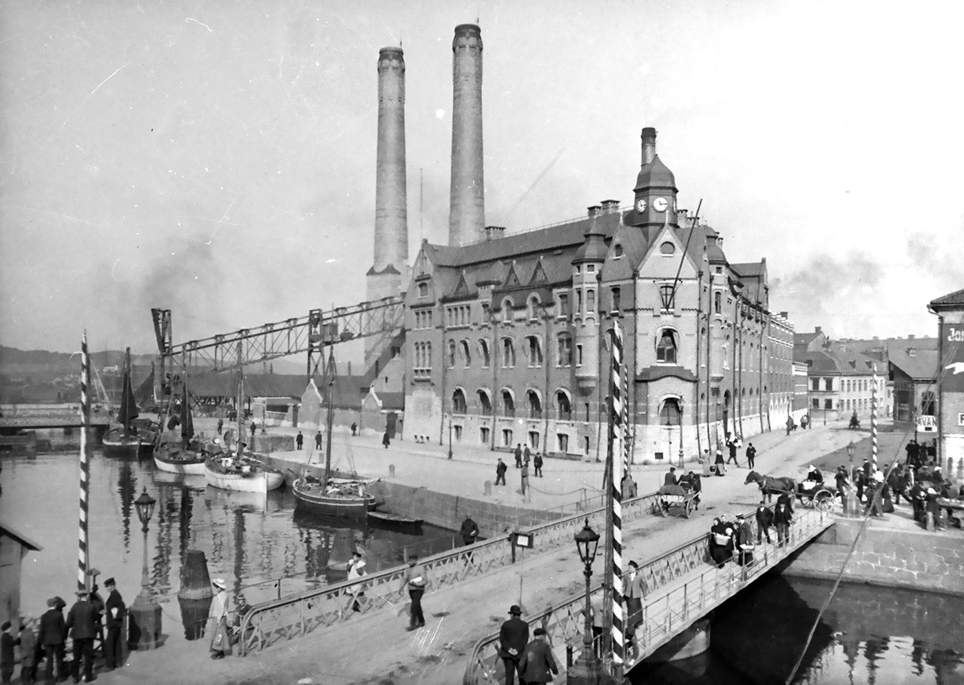 1846 startade Skandinaviens första stadsgasverk i Rosenlund, av Göteborg Energis föregångare, The Gothenburg Gas Company. 1908 invigdes även en koldriven kraftstation på platsen, C1.. Bilden är från runt 1910. Foto: Göteborg Energi.