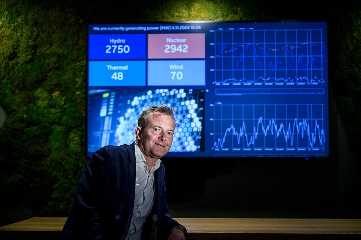 Den digitala skärmen vid entrén visar Fortums elproduktion i realtid – en blandad mix men där kärnkraft och vattenkraft dominerar.