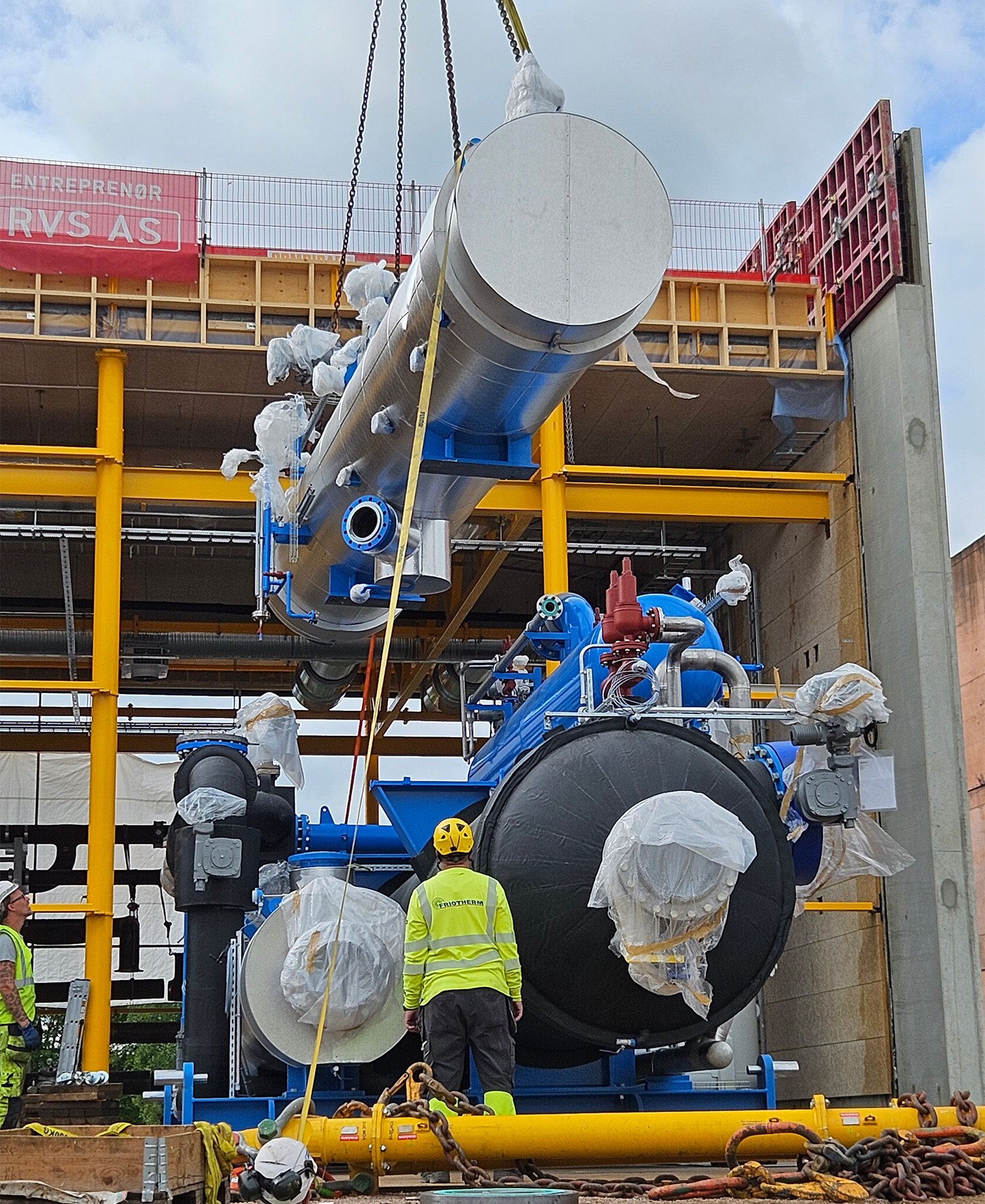 Nya värmepumpar på 9 MW styck anländer till Drammen. Foto: Johan Grinröd. 