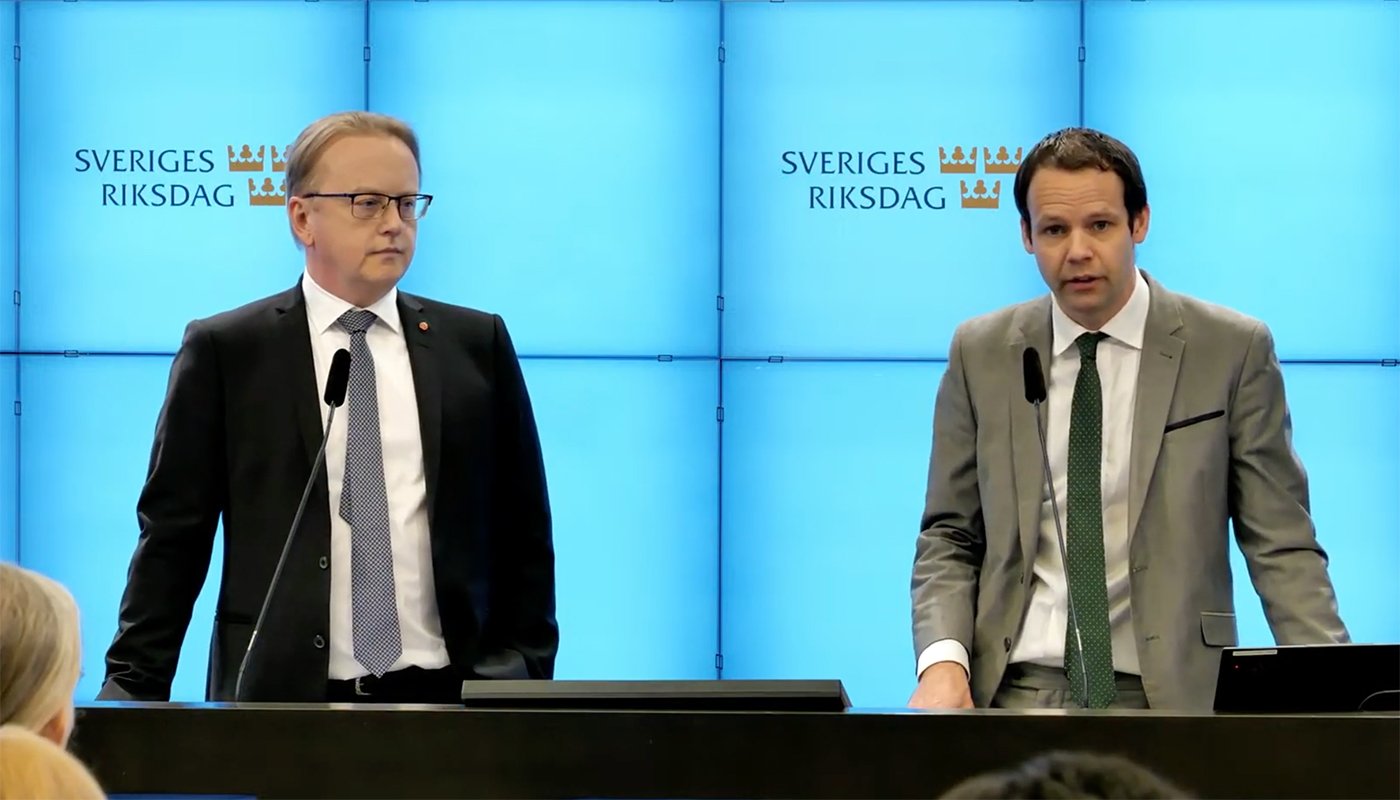 Fredrik Olovsson,s, och Rickard Nordin, c, under presskonferensen. Foto: Skärmavbildning,