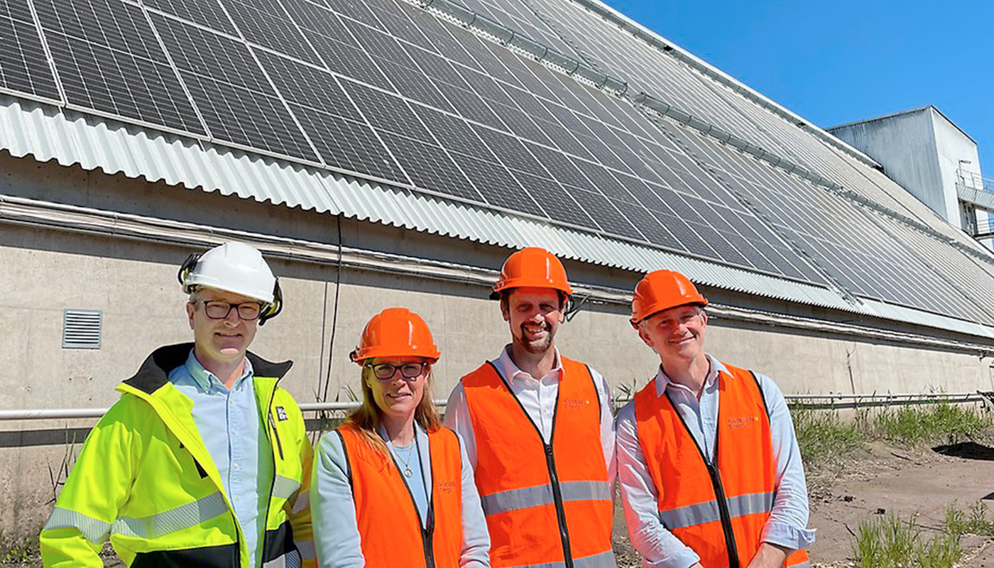  Från vänster: Erik Kornfeld, vd och Erika Eriksson, affärsområdeschef energisystem och utveckling på Karlstads Energi tillsammans med Jonas Malmström och Pelle Jonsson, vd resp säljchef på Yokk Solar som byggt anläggningen.