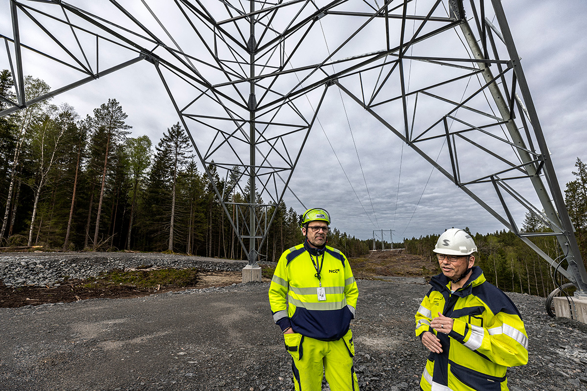 Ulf Bylin och Christer Karlsson vid stolpe 328 som ingår i sträckan Ingelkärr–Stenkullen.