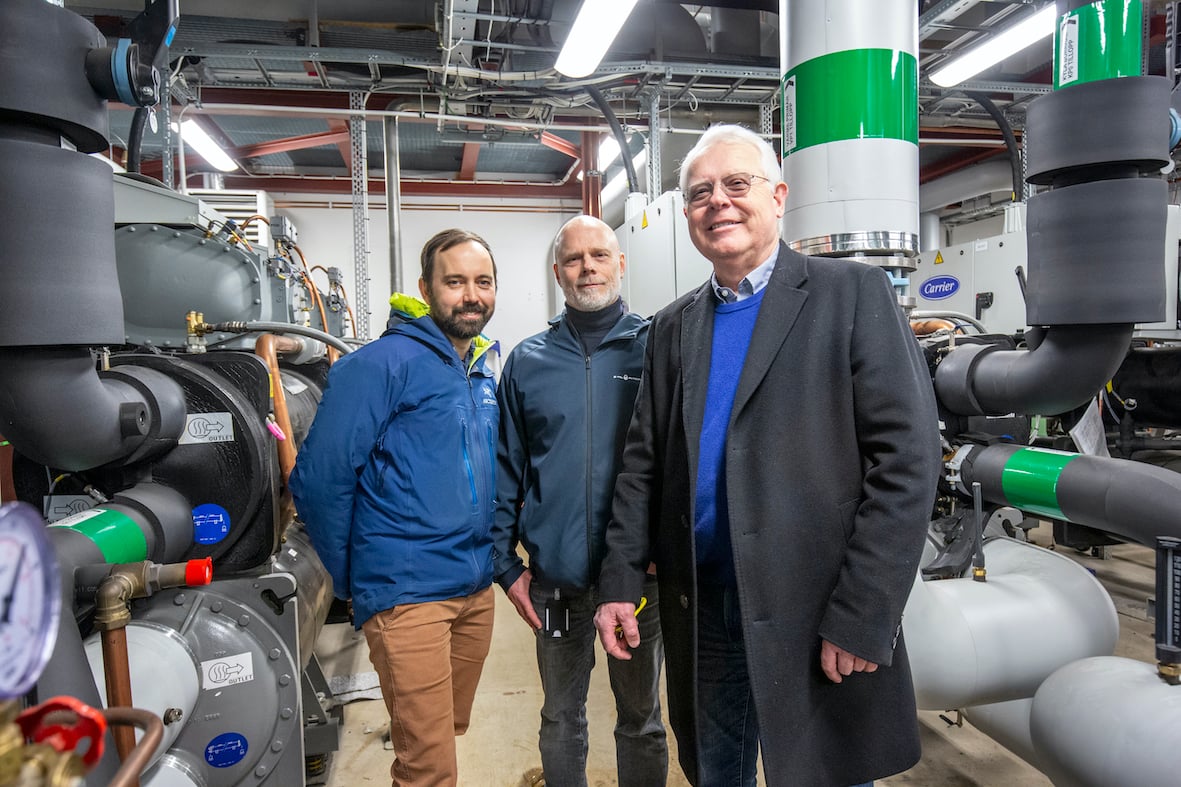 Fredrik Martinsson, energisystemutvecklare på Mölndal Energi, Per Salomonsson, affärsstrateg på Mölndal Energi, och Berth Olsson vid de tre kombinerade kyl/värmepumparna. Foto: Anders Kristensson.