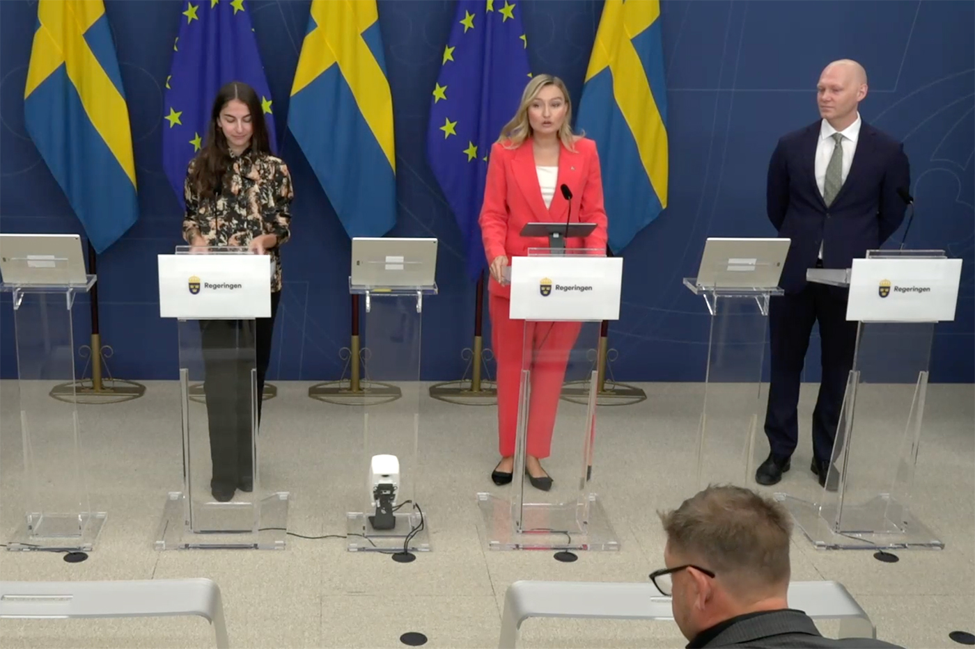 Klimat- och miljöminister Romina Pourmokhtari, energi- och näringsminister Ebba Busch och finansmarknadsminister Niklas Wykman unnder regeringens presskonferens. Bild: Skärmavbildning.