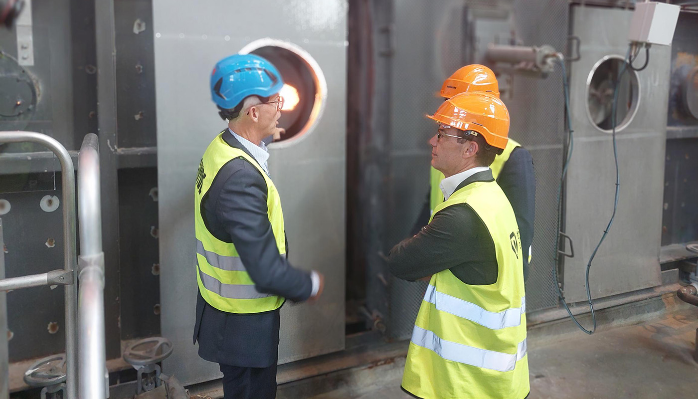 Michael Fahlström, affärsområdeschef, Värme och kyla på Tekniska verken, visar statsministern runt i kraftvärmeanläggningen. Foto: Tekniska verken 