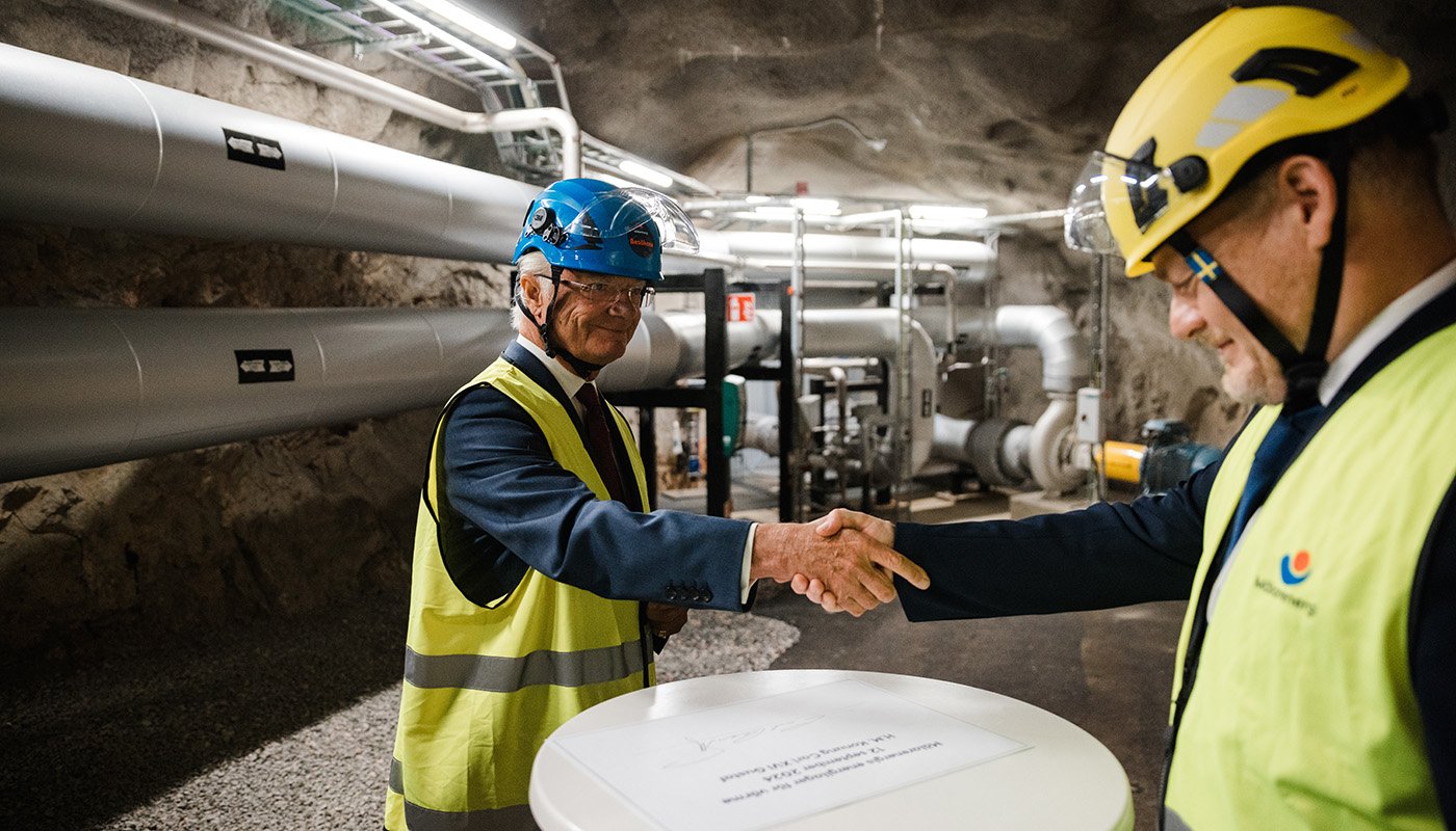 Kungen skakar hand med Mälarenergis vice vd Magnus Eriksson efter signeringen. Kungens signering kommer sitta på väggen i bergrummet, som ett minne från invigningen. Foto: Mälarenergi.